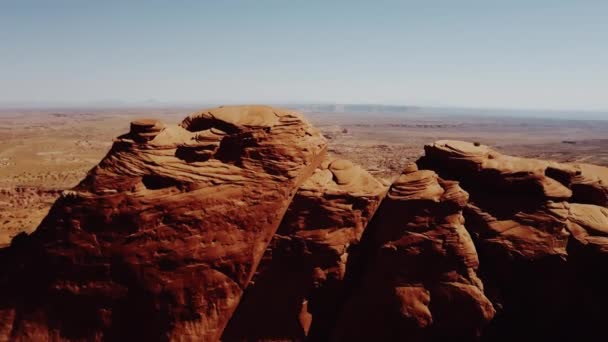 Drone Wznoszący Się Nad Masywnymi Klifami Zabytki Doliny Arizonie Ukazując — Wideo stockowe