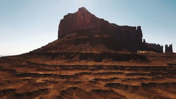 在阳光灿烂的一天 无人驾驶飞机在大沙漠砂岩山附近隆重升起 俯瞰着阳光灿烂的美国峡谷悬崖峭壁 — 图库视频影像