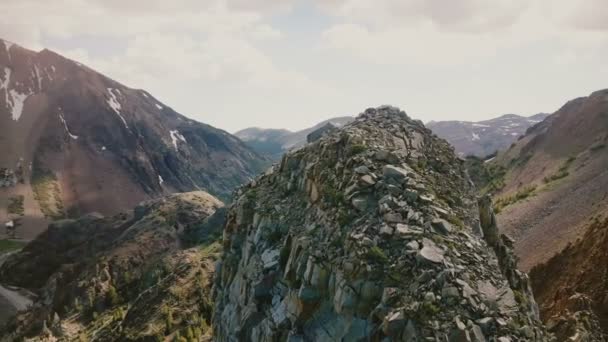 Drone Girando Acima Pedra Coberto Pico Revelando Vastos Cumes Rocha — Vídeo de Stock