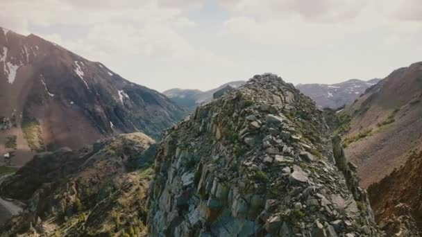 Drone Tournant Dessus Pic Couvert Pierre Révélant Vastes Crêtes Rocheuses — Video