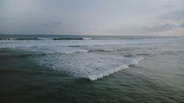 Drone Tournant Gauche Pour Révéler Grandes Marées Des Vagues Bleu — Video