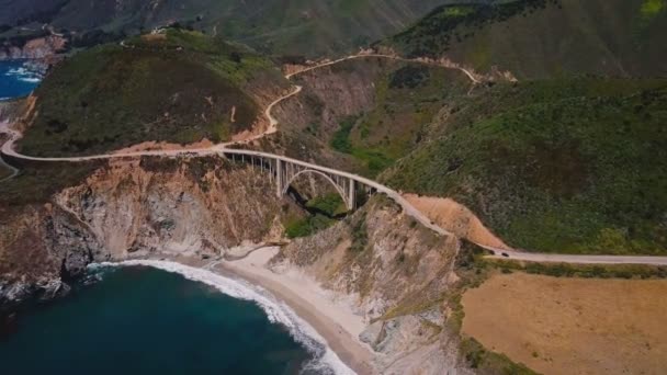 Drone Zoomt Ongelooflijke Bixby Canyon Bridge Highway Episch Zomerlandschap Panorama — Stockvideo