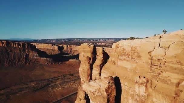 Drone Girando Derecha Sobre Acantilado Gigante Para Revelar Cresta Cañón — Vídeo de stock