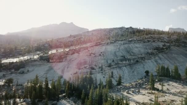 在阳光灿烂的夏天 加州约塞米蒂国家公园拍摄的惊人的白石山天际线的史诗式无人驾驶飞机 — 图库视频影像