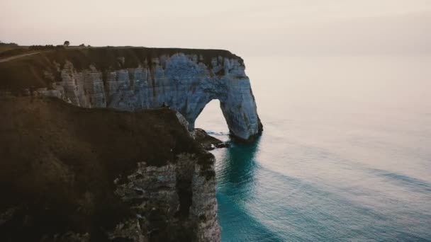 Epische Filmische Luchtfoto Van Gelukkige Man Vrouw Kijken Zonsondergang Zee — Stockvideo