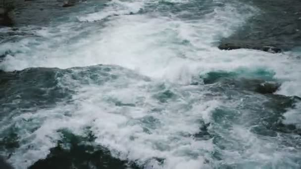 Épica Imagen Cerca Vista Superior Poderosos Arroyos Naturales Agua Espuma — Vídeo de stock