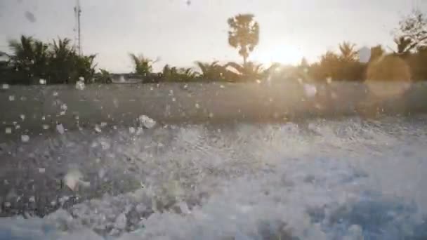 Idílico Close Plano Fundo Espumoso Ondas Oceano Branco Espirrando Praia — Vídeo de Stock