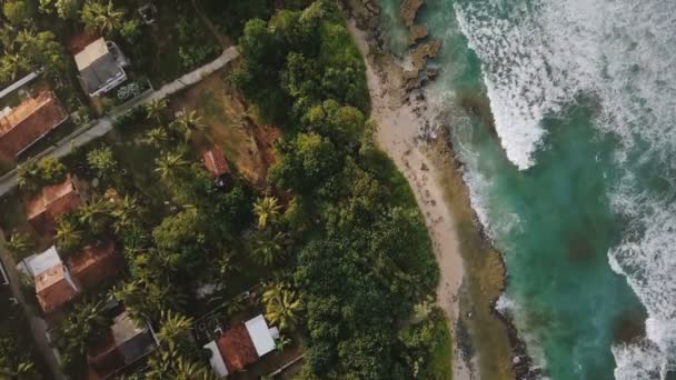 Ειδυλλιακή Εναέρια Άποψη Της Εξωτικής Παραλίας Θέρετρο Μικρά Σπίτια Βάρκα — Αρχείο Βίντεο