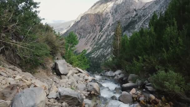 Mountain River Stream Flowing Amazing Rocky Landscape Epic Mountain Ridge — Stock Video