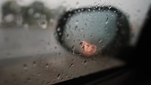 Regentropfen Und Lichtreflexion Seitenspiegel Eines Autos — Stockvideo