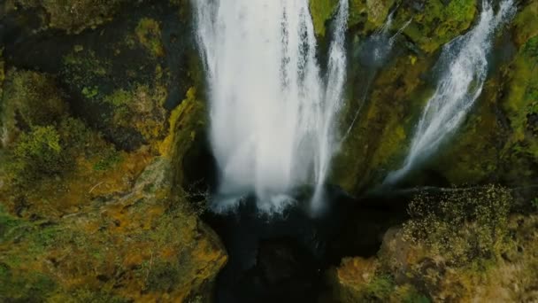 アイスランドのコッパーの美しいGljufrabui滝の空中ビューは 水の流れの上を飛んで崖から落ちる — ストック動画