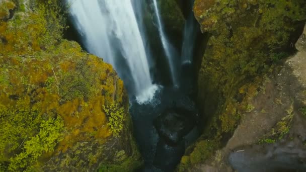 氷原の滝 Gljufrabui の空中からの眺め川の水の乱流を飛び越える — ストック動画