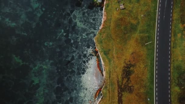 vue de dessus drone volant le long de la belle route de baie d'automne près de l'éthéré érodé sable bord de mer concept road trip 