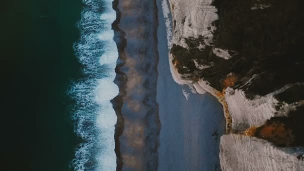 在诺曼底海岸平静的蓝浪和雪花石膏岩石上 高空无人驾驶飞机在著名的白色悬崖峭壁上空直飞 — 图库视频影像