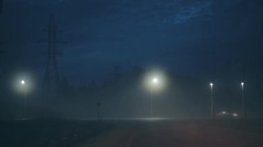 İnanılmaz karanlık gece karayoluna dönen bir araba inanılmaz atmosferik çekim manzarası gökyüzü ve Bokeh şehir ışıkları