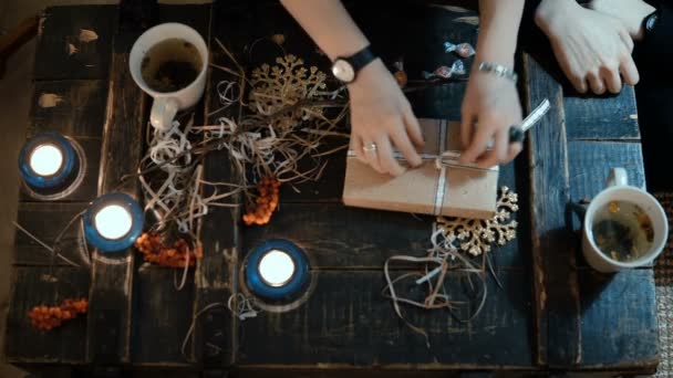 Felső Kilátás Fiatal Pár Asztalnál Iszik Tea Fiatal Nyitja Karácsonyi — Stock videók