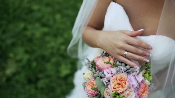 Sposa Tiene Bouquet Sposa Nelle Sue Mani — Video Stock