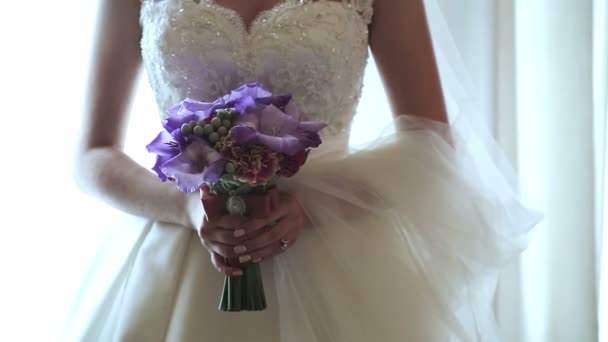 Mariée Tient Bouquet Mariage Dans Ses Mains — Video