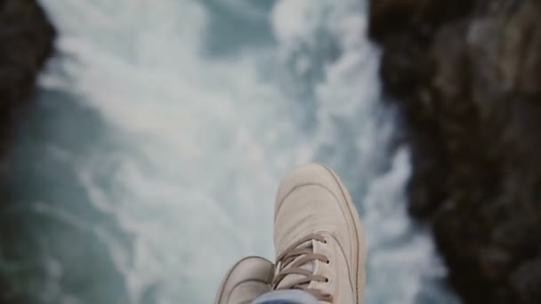 Erkek Ayağının Dalgalı Akıntısı Üzerindeki Görüntüsü Kayalıklardan Akan Nehirden Akıyor — Stok video