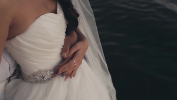 Крупным Планом Видно Мужчина Стоит Сзади Женщины Обнимает Невесту Жениха — стоковое видео