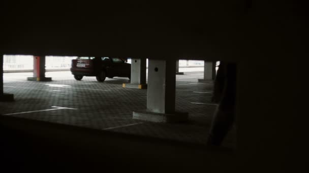 Hombre Cruzando Oscuro Lugar Estacionamiento Través Del Pasaje — Vídeo de stock