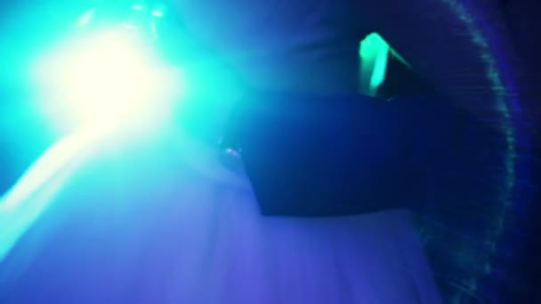 couple nouvellement marié danse le jour de leur mariage 