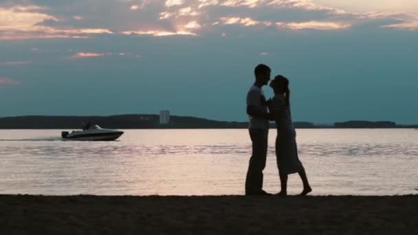 Silhouet Van Jong Gelukkig Paar Praten Het Strand Man Vrouw — Stockvideo