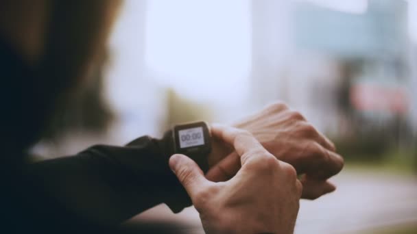 Corridore Partenza Smartwatch Timer Corsa Uomo Impostazione Uno Smartwatch Tracker — Video Stock