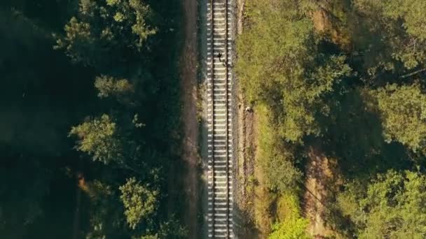 Nsansız Hava Aracı Tren Yolunda Koşan Bir Adamın Hayat Konseptini — Stok video