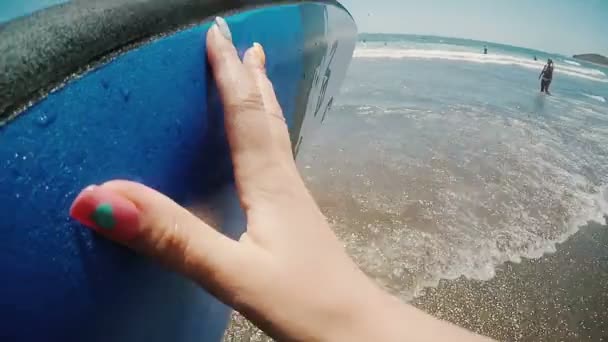 Aproape Vedere Surfer Fata Plaja Placa Surf Însorită Femeie Vine — Videoclip de stoc