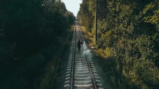 Muž Běží Kolejích Vlaku Kouřem Bomba Drone Zpět Pohled Běžec — Stock video