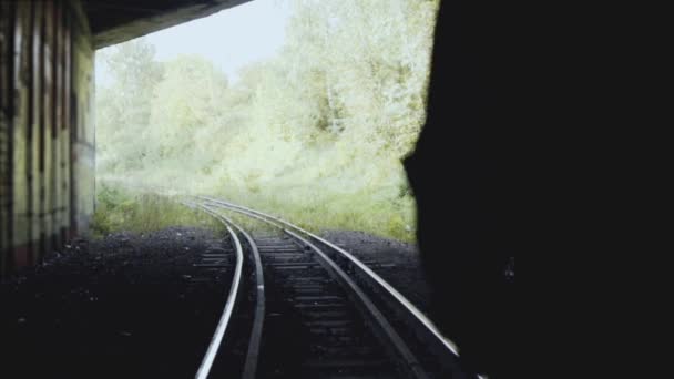 사람은 철도에서 앞으로 추상적 실루엣을 따르는 개념을 — 비디오