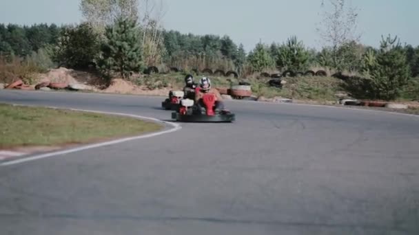 Twee Chauffeurs Een Kart Track Bewegen Camera Geef Het Door — Stockvideo