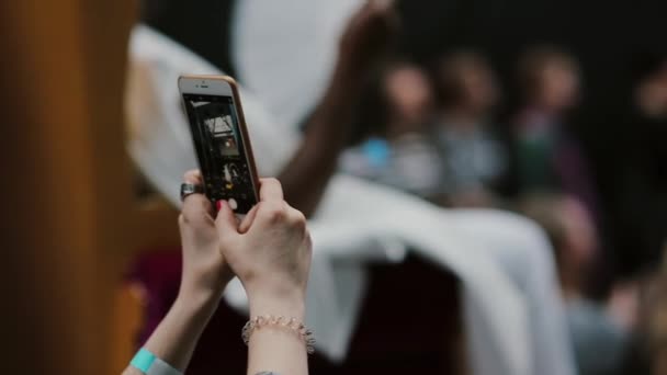 Šatní Ruce Dívky Která Drží Telefon Smartphone Fotografovat Módní Show — Stock video