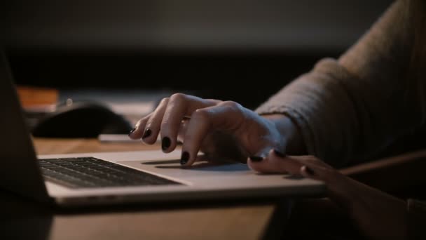 Menina Usando Trackpad Laptop Touchbar Noite Fechar Mãos Femininas Touchpad — Vídeo de Stock