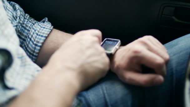 Hombre Manos Usando Reloj Inteligente Sentado Coche — Vídeo de stock