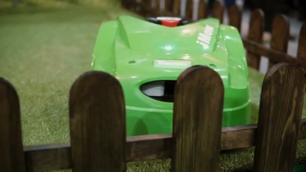 Робототехника Экспо Робот Газонокосилка Траве Закрыть Машину Кошения Травы — стоковое видео