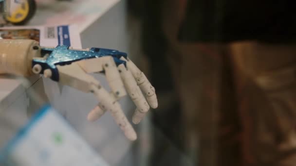 Kyborg Ruka Robot Ruka Vypadá Jako Člověk Pohybující Prstem Umělá — Stock video