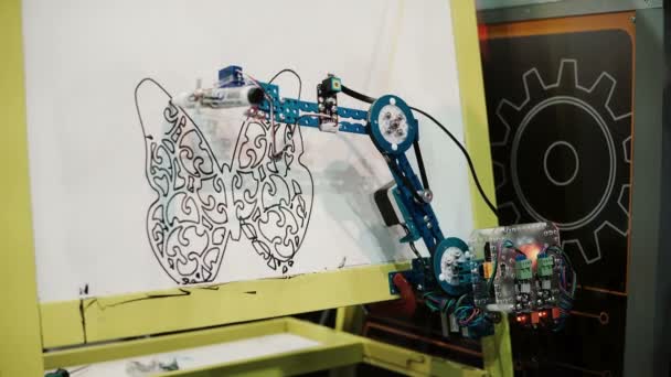 Robotics Expo Robot Draws Stencil Mechanical Arm Calligraphy Handwriting — Stock Video
