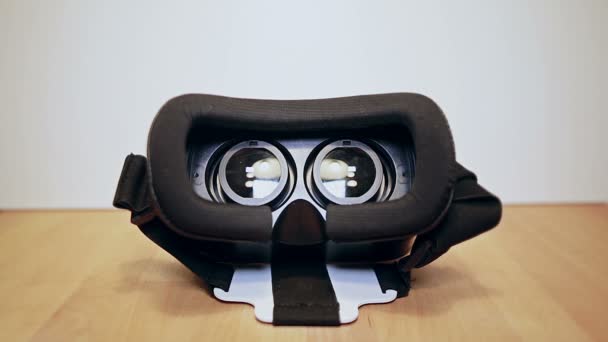 Gafas Realidad Virtual Mesa Mans Manos Tomarlos Lleva — Vídeo de stock