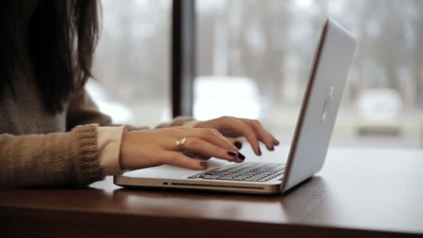 Vrouw Sluit Laptop Gaat Uit — Stockvideo