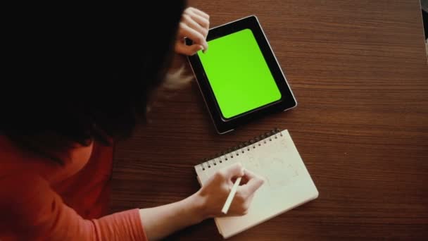 Mujer Que Trabaja Tableta Pantalla Verde Café — Vídeo de stock