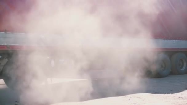 Ένα Κόκκινο Φορτηγό Που Στρίβει Δεξιά Σύννεφο Σκόνης Στον Αέρα — Αρχείο Βίντεο