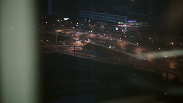 Ένας Δρόμος Αυτοκίνητα Νύχτα Στην Πόλη Θέα Από Παράθυρο Ενός — Αρχείο Βίντεο