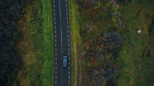 Antenn Ovanifrån Drönare Zooma Svart Bil Rör Sig Längs Motorvägen — Stockvideo