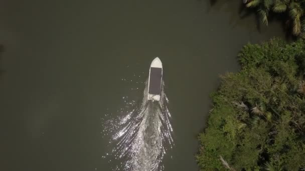 Luchtfoto Bovenaanzicht Van Kleine Witte Visser Boot Zeilen Langs Prachtige — Stockvideo