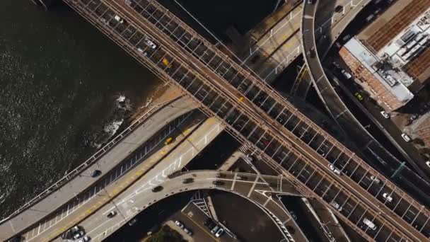 ニューヨークの交通道路の空中トップビューアメリカの無人機東川の岸の交通交差点を飛んで — ストック動画