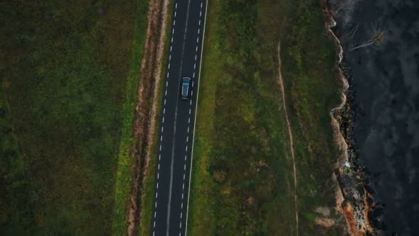 Plano Seguimiento Vista Superior Aérea Coche Negro Que Mueve Largo — Vídeos de Stock