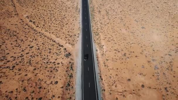 Vista Aérea Carro Dirigindo Longo Estrada Meio Deserto Americano Com — Vídeo de Stock
