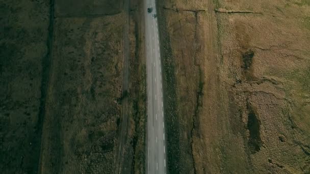 Vista Aérea Dos Belos Carros Paisagem Andando Estrada Rural Fora — Vídeo de Stock